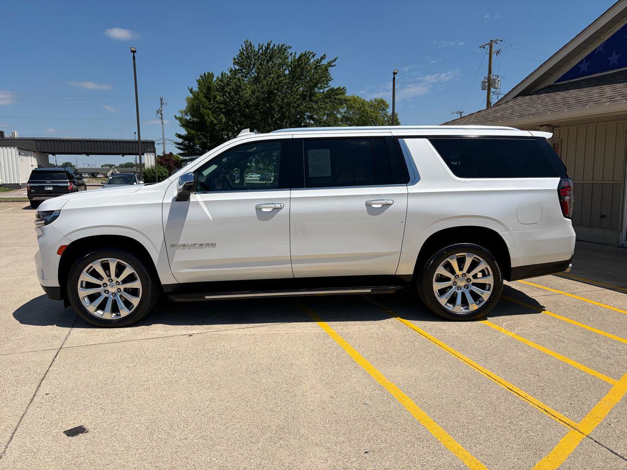Used 2022 Chevrolet Suburban Premier w/ Premium Package AWD/4WD image 4