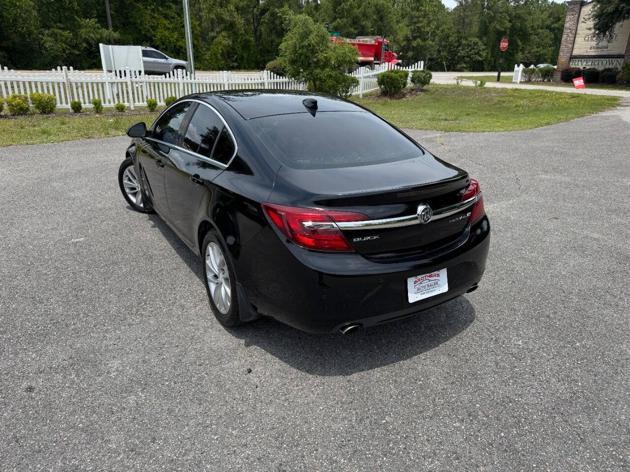 Used 2015 Buick Regal Premium w/ Experience Buick Package FWD image 4