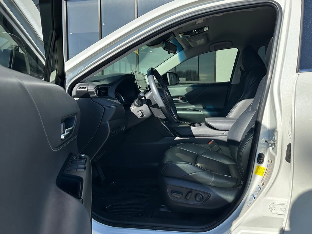 Used 2022 Toyota Venza XLE image 16