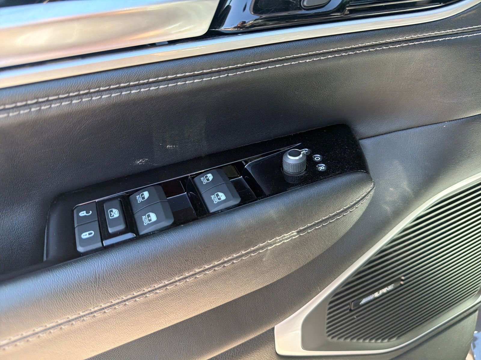 Used 2025 Jeep Wagoneer 4WD image 16