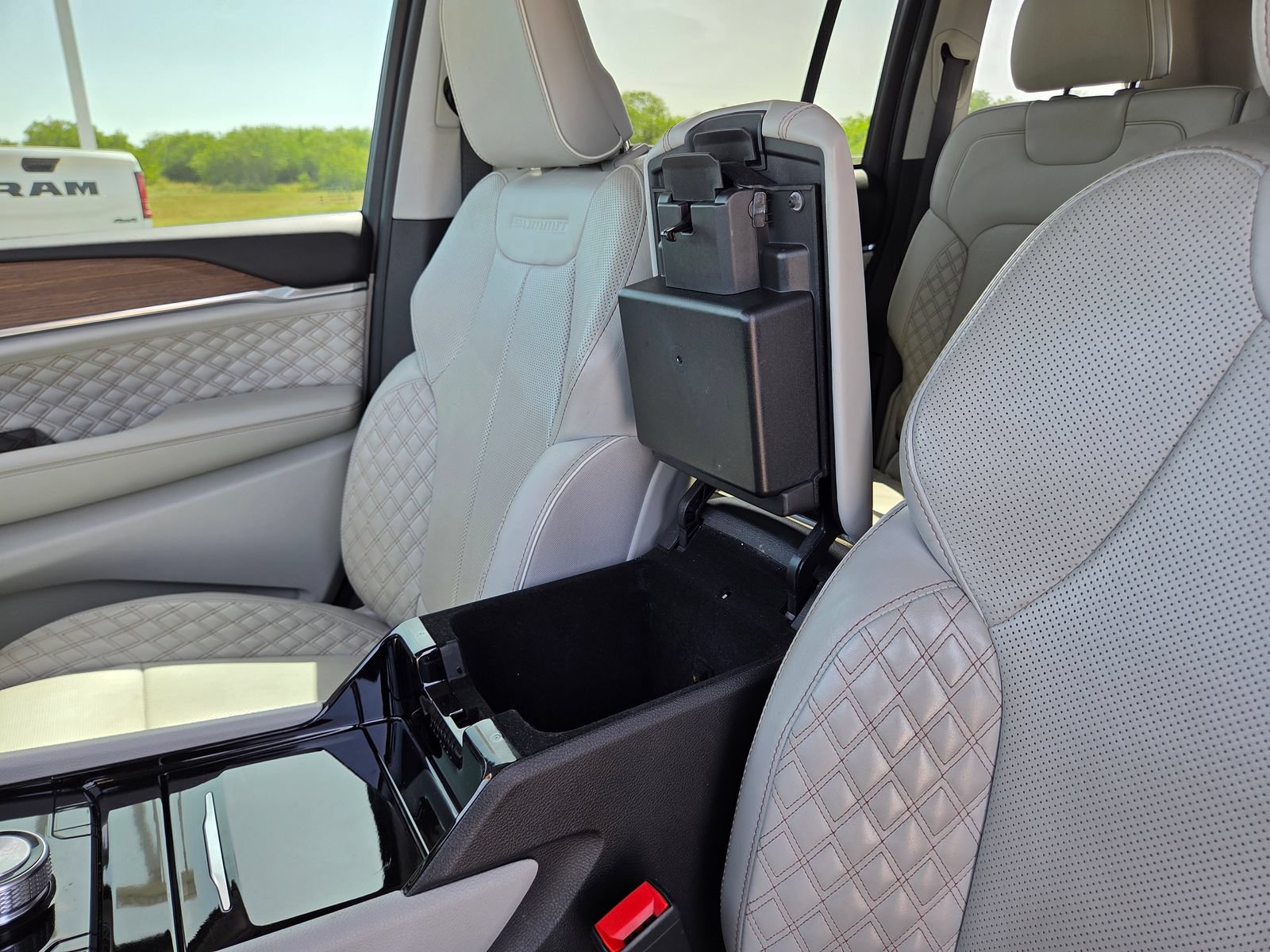 Used 2022 Jeep Grand Cherokee Summit RWD image 36