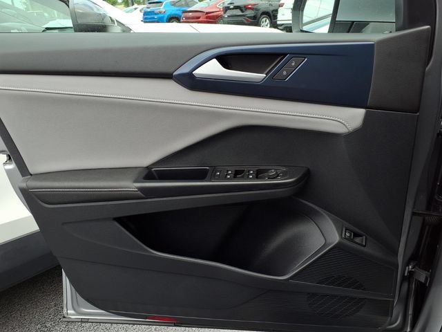 Used 2024 Volkswagen Taos SE w/ Panoramic Sunroof Package FWD image 14