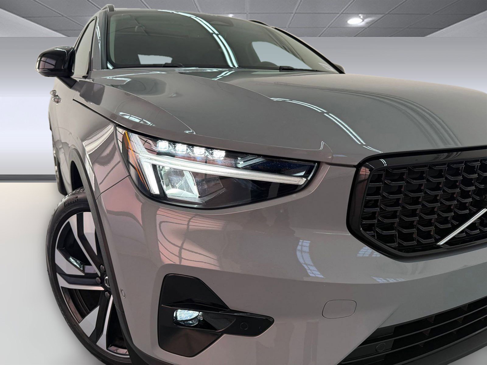 Used 2024 Volvo XC40 B5 Plus image 19