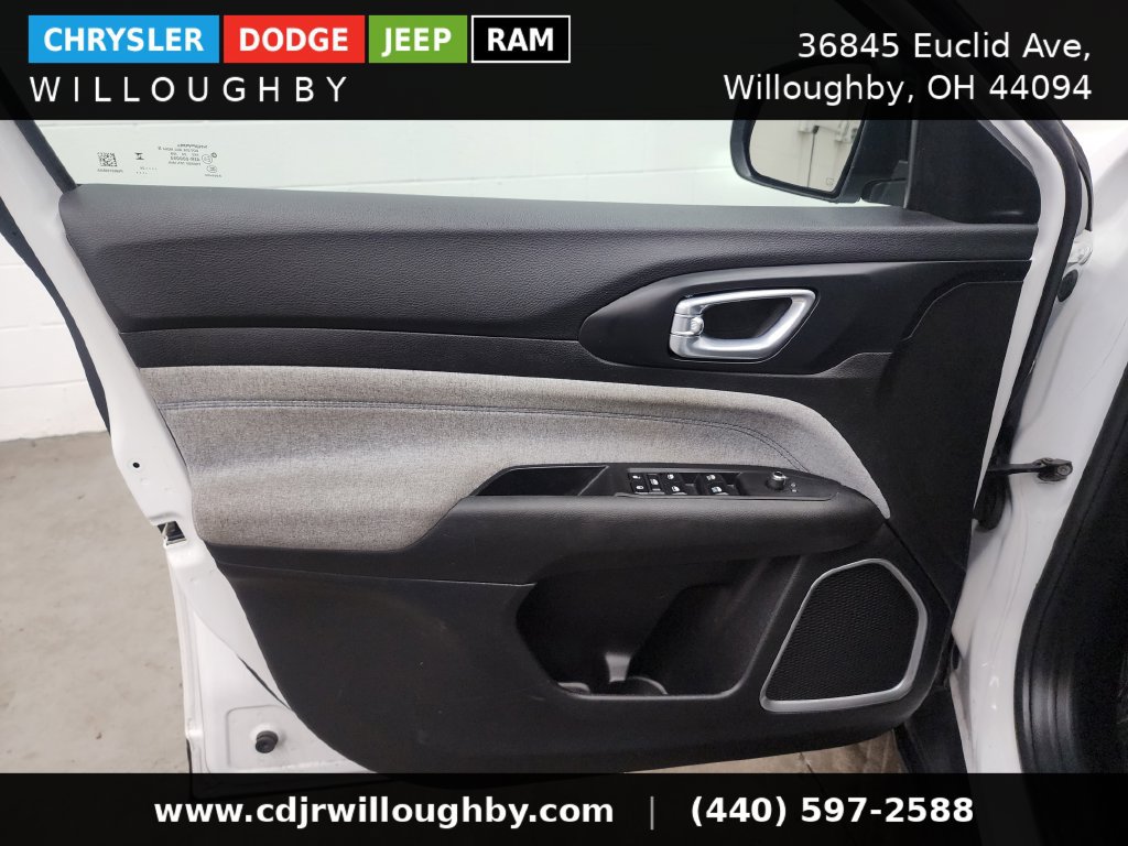 Used 2024 Jeep Compass Latitude AWD/4WD image 11
