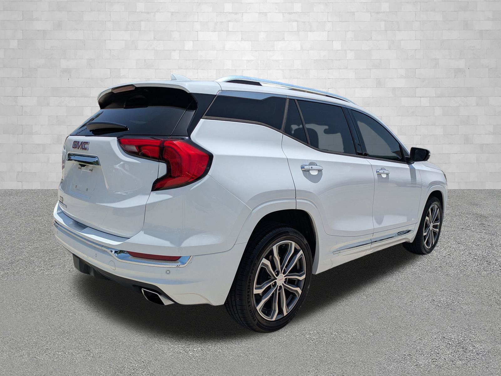 Used 2019 GMC Terrain Denali w/ Advanced Safety Package FWD image 2