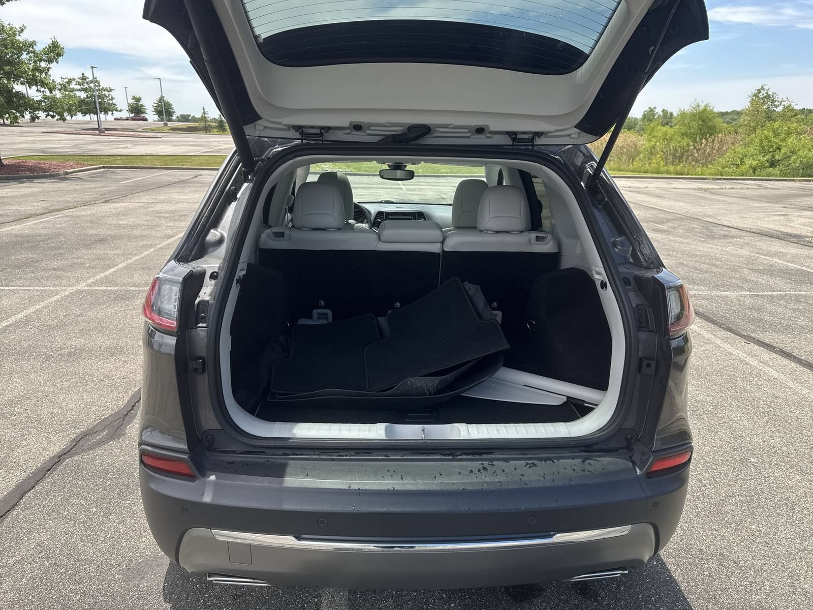 Used 2019 Jeep Cherokee Limited w/ Luxury Group FWD image 28
