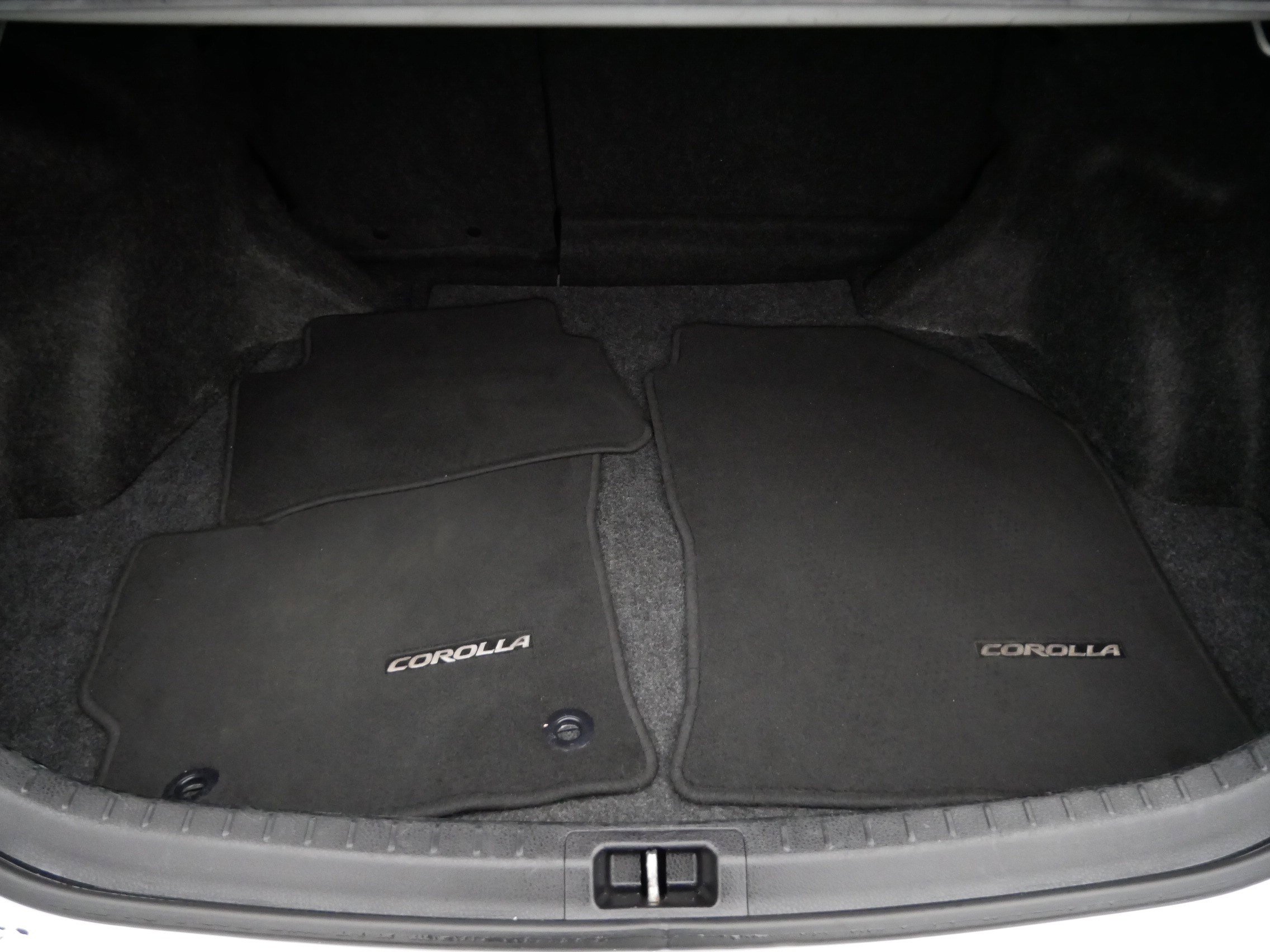 Used 2019 Toyota Corolla LE FWD image 18
