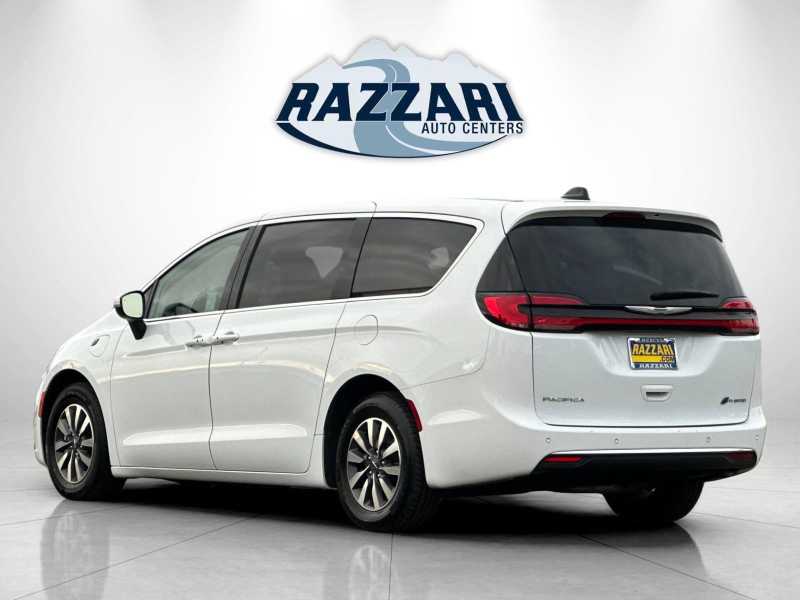 Used 2023 Chrysler Pacifica Touring-L image 5