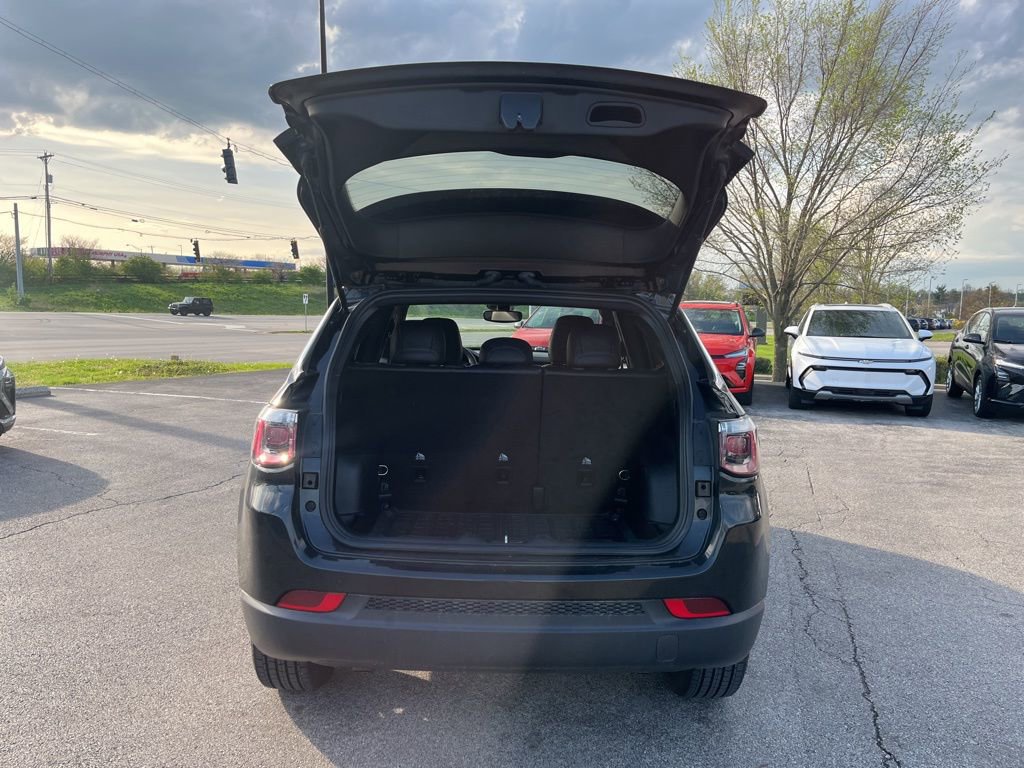 Used 2023 Jeep Compass Latitude image 11