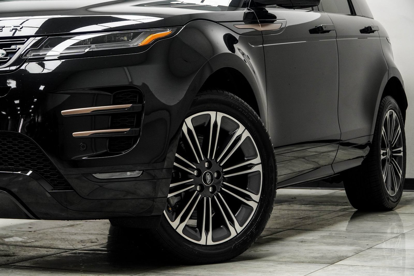 Used 2024 Land Rover Range Rover Evoque Dynamic SE AWD/4WD image 4