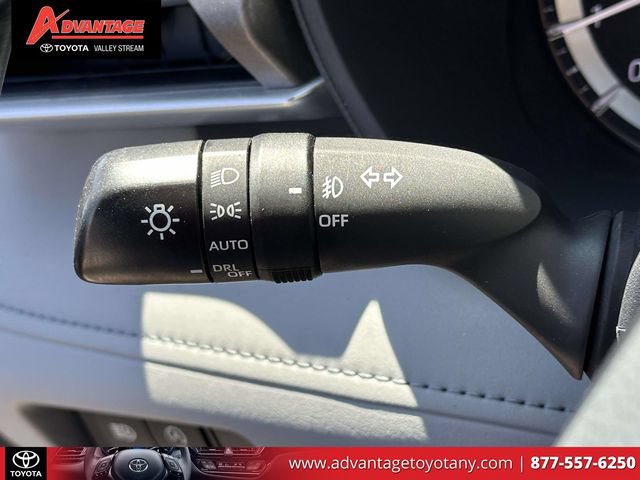 Used 2023 Toyota Highlander LE AWD/4WD image 28
