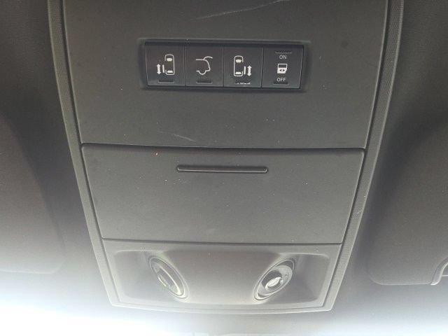 Used 2015 Chrysler Town & Country S FWD image 29