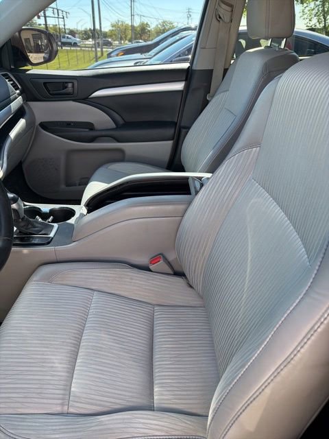 Used 2015 Toyota Highlander Plus FWD image 11