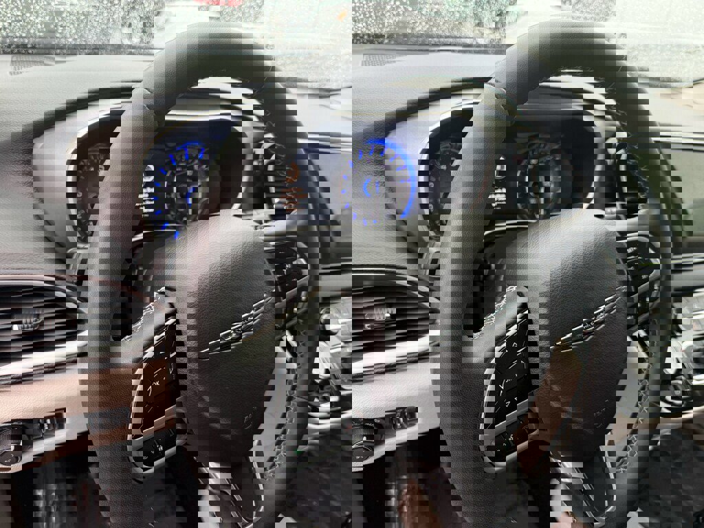 Used 2023 Chrysler Pacifica Touring-L image 9