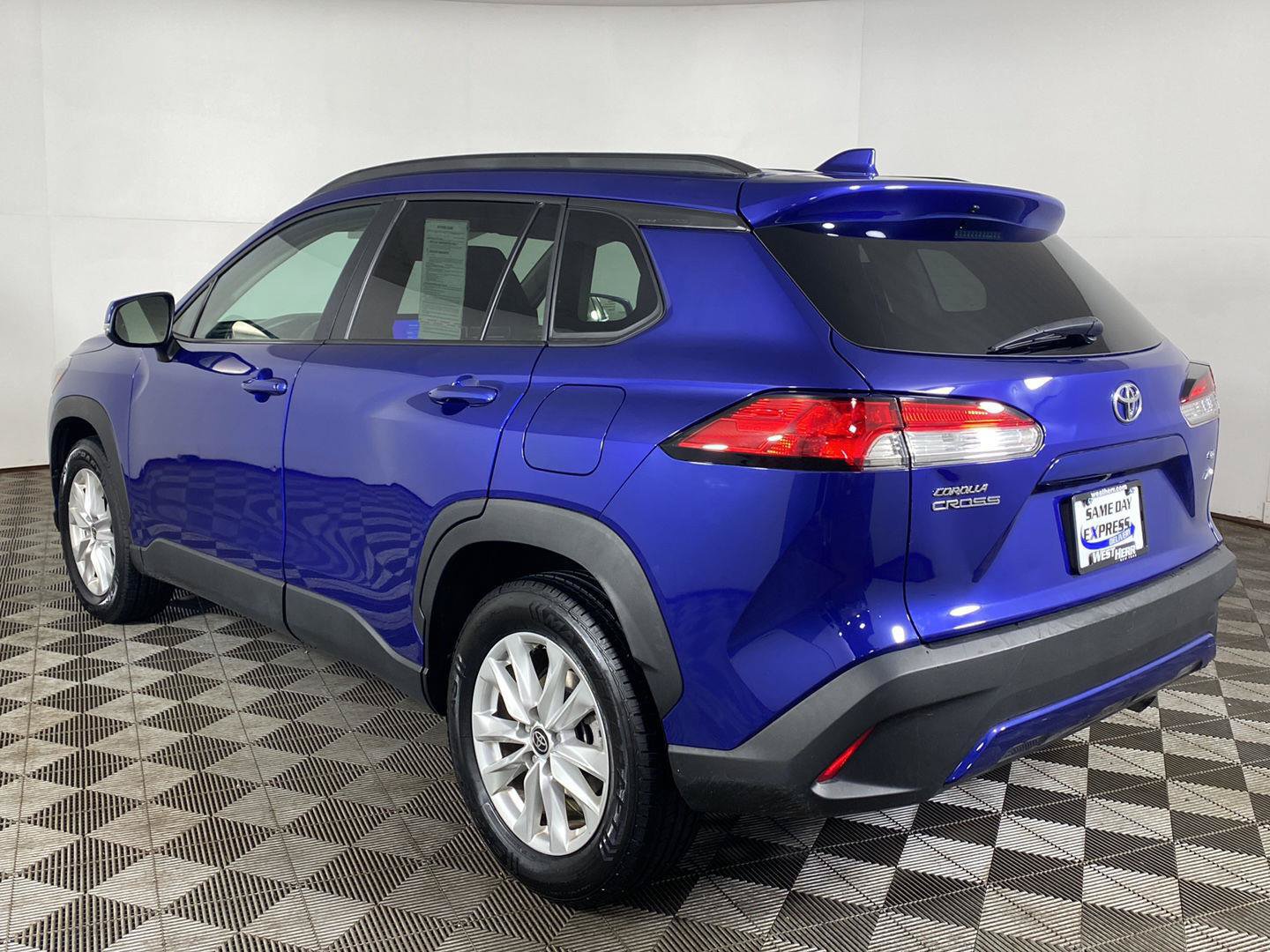 Used 2024 Toyota Corolla Cross LE AWD/4WD image 4