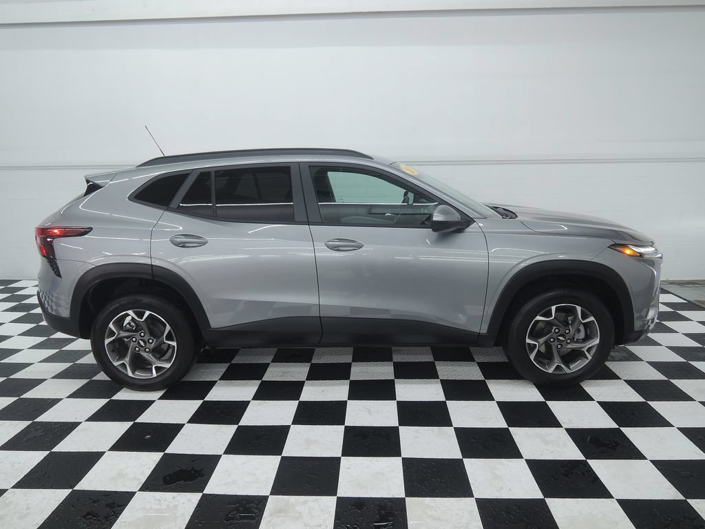 Used 2024 Chevrolet Trax LT w/ Driver Confidence Package FWD image 2