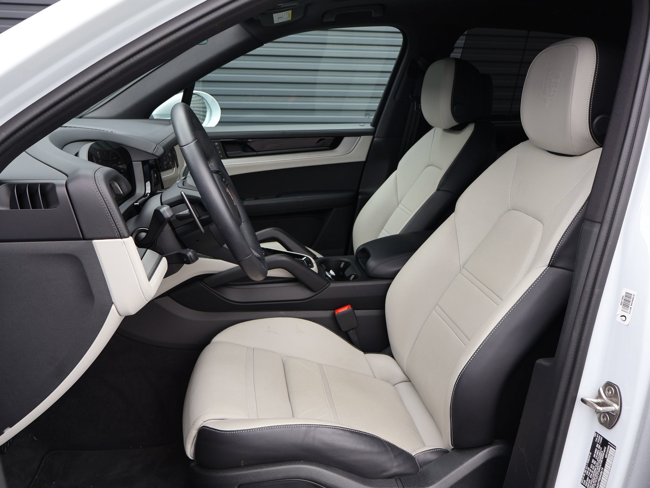 Certified 2025 Porsche Cayenne AWD/4WD image 5