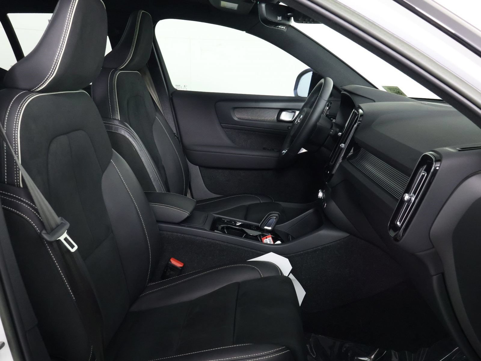 Certified 2022 Volvo XC40 T5 R-Design w/ Advanced Package AWD/4WD image 28