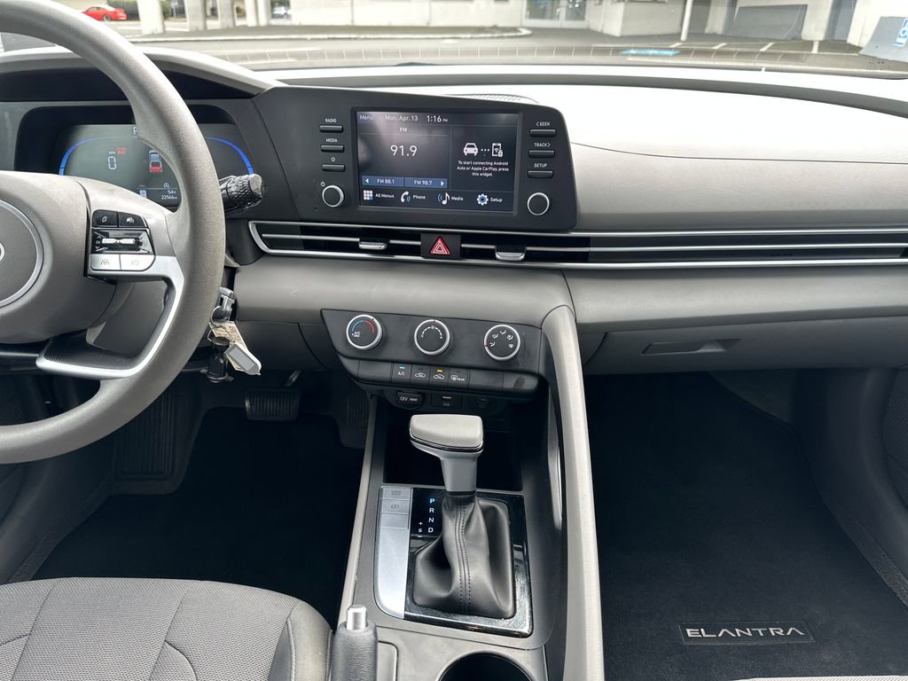 Certified 2025 Hyundai Elantra SE image 16