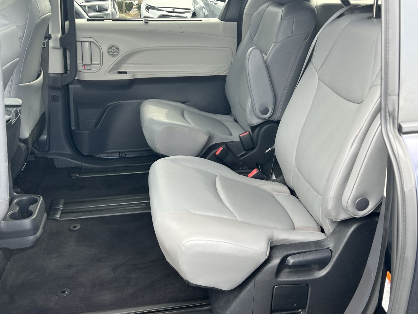 Used 2023 Toyota Sienna XLE FWD image 24