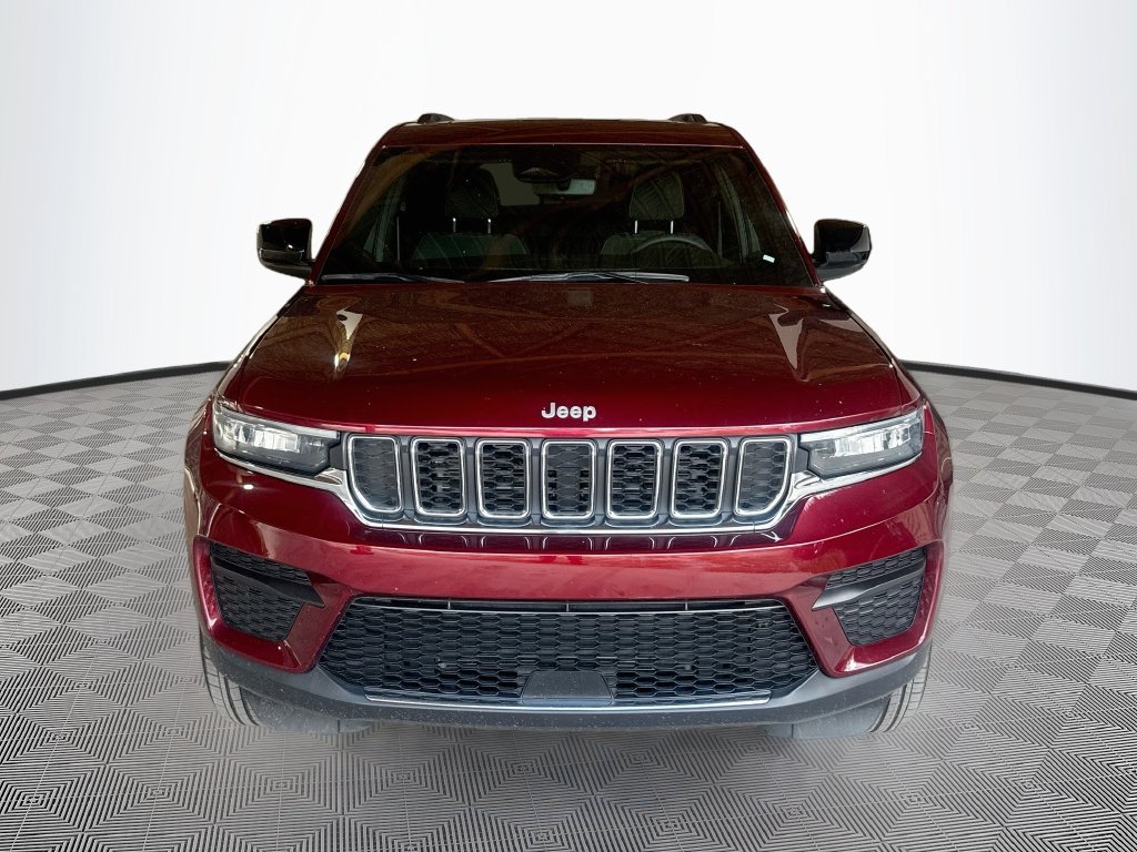 Used 2024 Jeep Grand Cherokee Laredo X AWD/4WD image 2