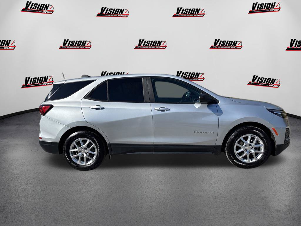 Used 2022 Chevrolet Equinox LS w/ LS Convenience Package FWD image 4