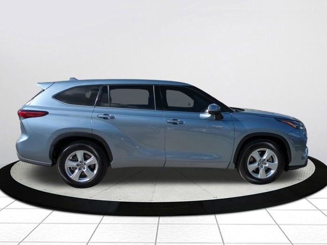 Used 2021 Toyota Highlander LE image 2