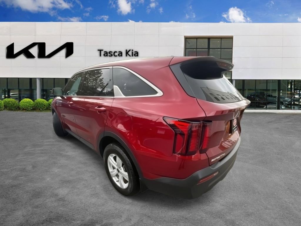 Used 2023 Kia Sorento LX image 2