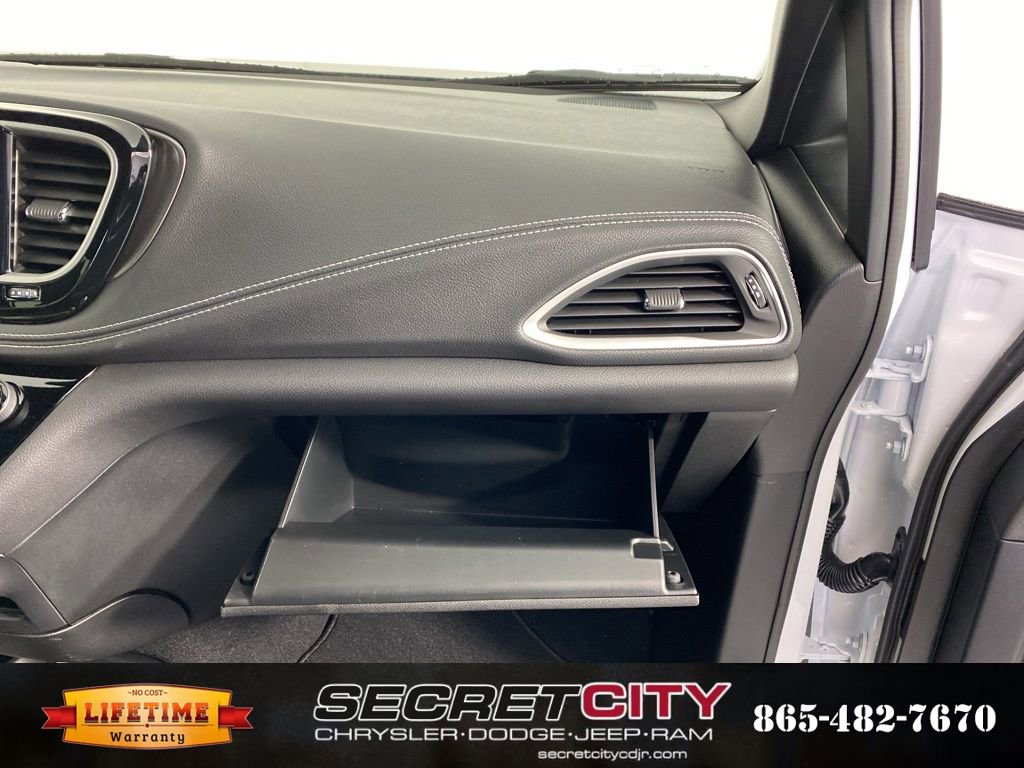 New 2026 Chrysler Pacifica Select image 37