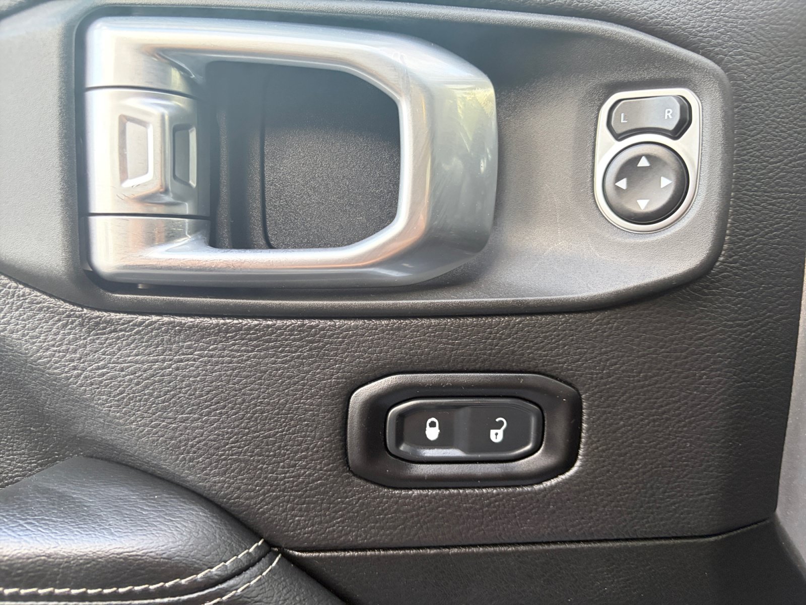 Used 2020 Jeep Wrangler Unlimited Sahara AWD/4WD image 14