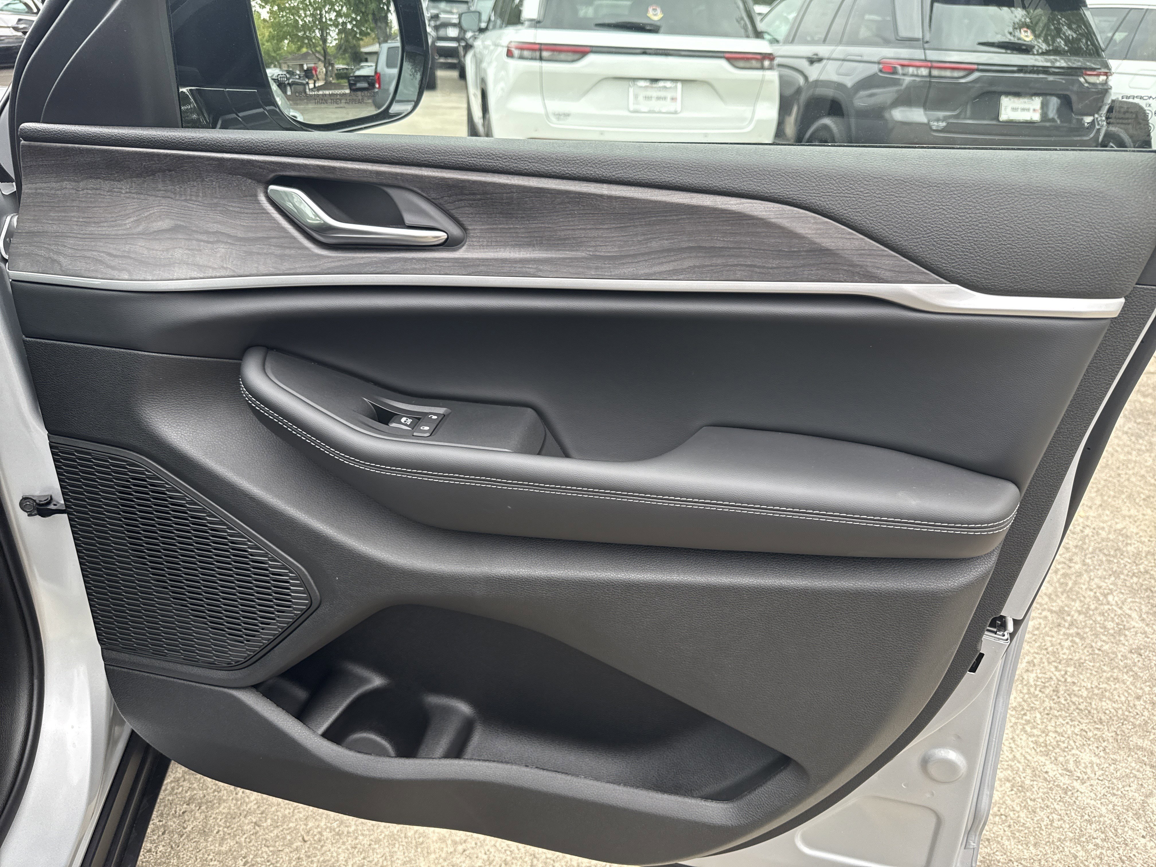 New 2025 Jeep Grand Cherokee Limited w/ Black Appearance Package RWD image 14