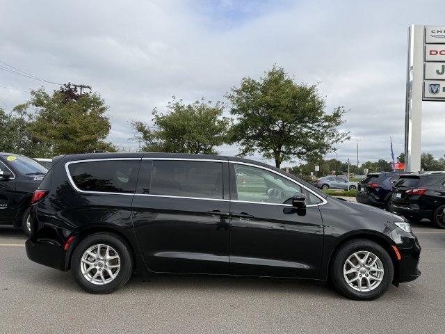 Certified 2024 Chrysler Pacifica Touring-L FWD image 32