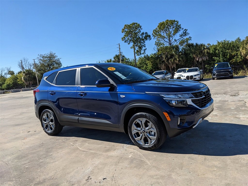 Certified 2025 Kia Seltos LX image 2