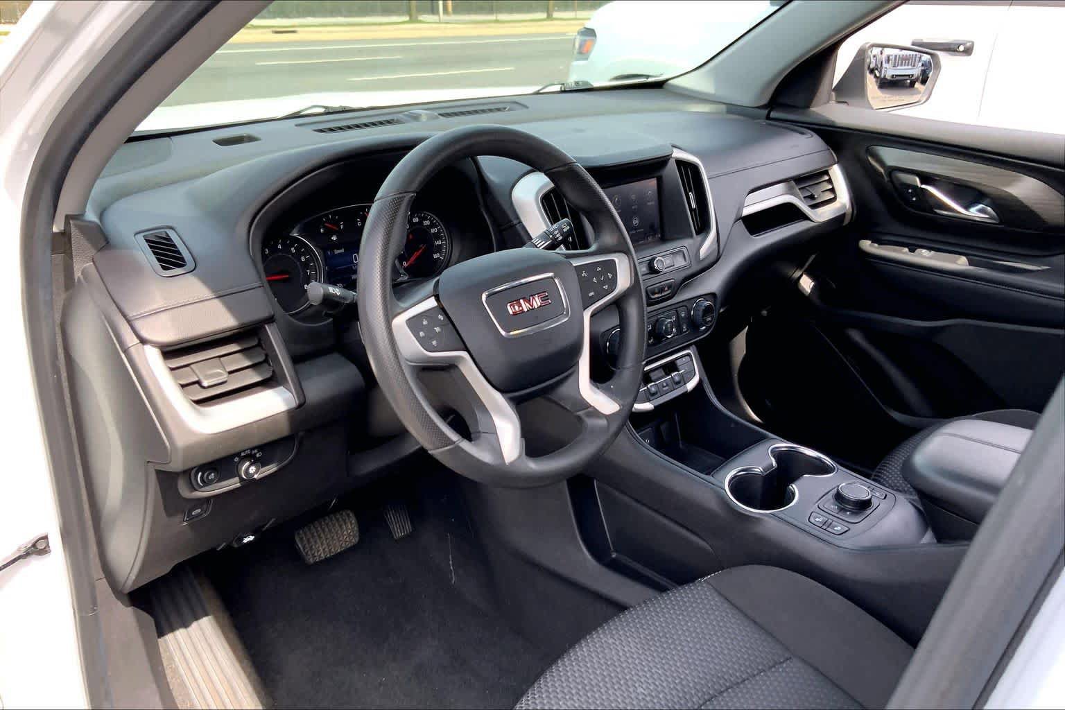 Used 2023 GMC Terrain SLE w/ Driver Convenience Package image 16