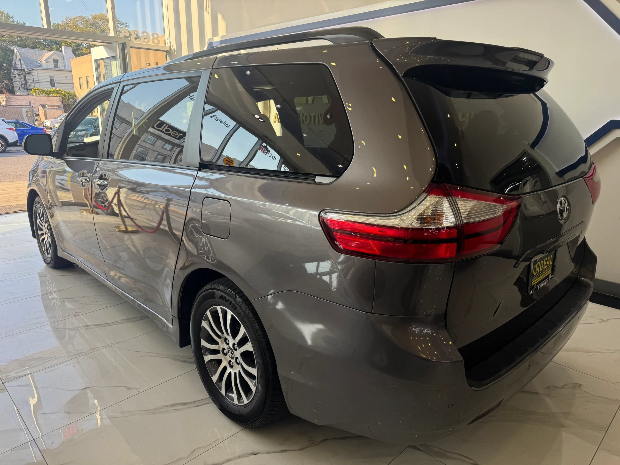 Used 2019 Toyota Sienna XLE Premium FWD image 5