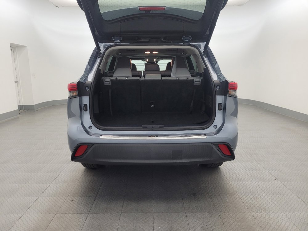 Used 2020 Toyota Highlander XLE AWD/4WD image 29