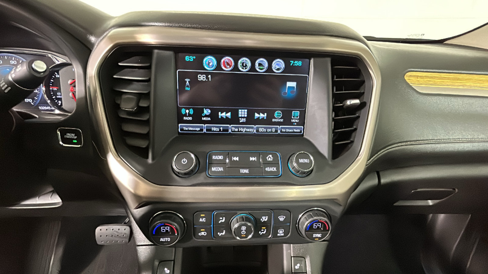 Used 2017 GMC Acadia Denali w/ Technology Package AWD/4WD image 28