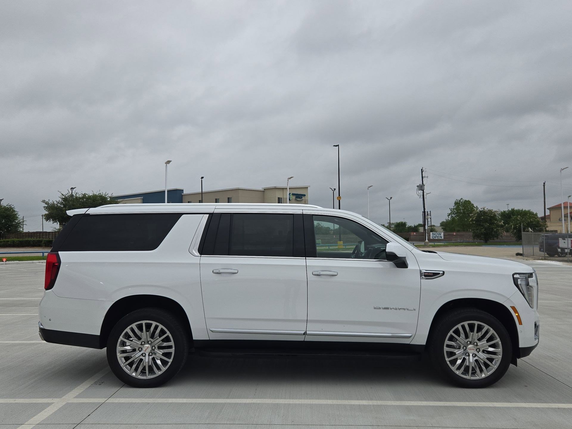 Used 2025 GMC Yukon XL Denali AWD/4WD image 2