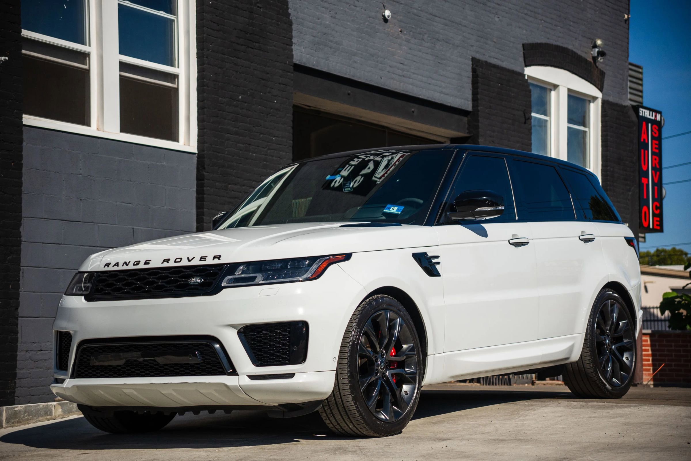 Used 2021 Land Rover Range Rover Sport HST image 3
