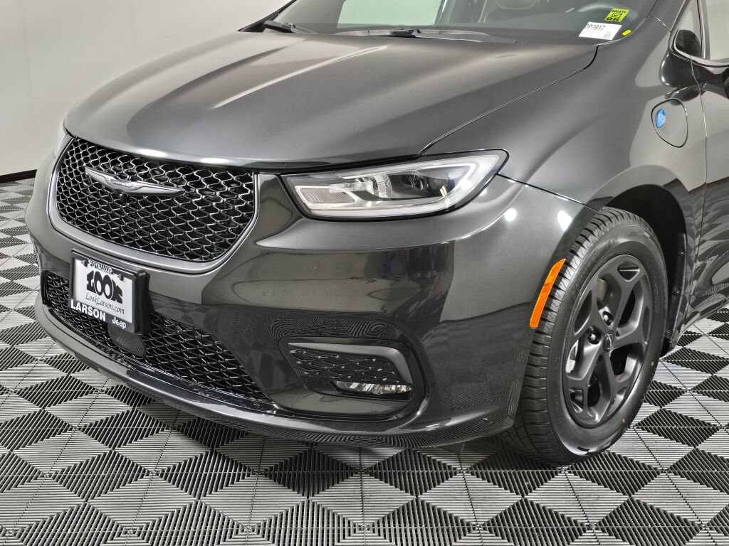 Used 2023 Chrysler Pacifica Limited w/ Uconnect Theater Family Group FWD image 10
