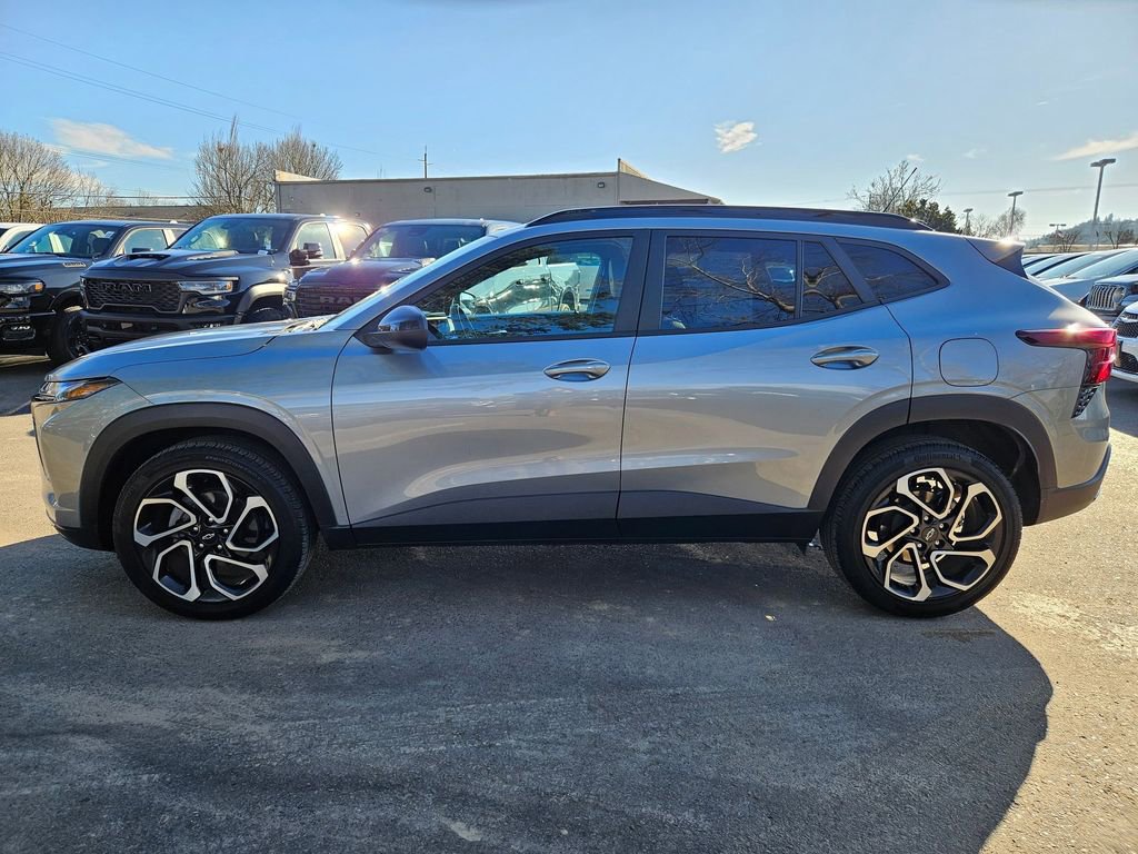 Used 2024 Chevrolet Trax RS w/ Sunroof Package image 4