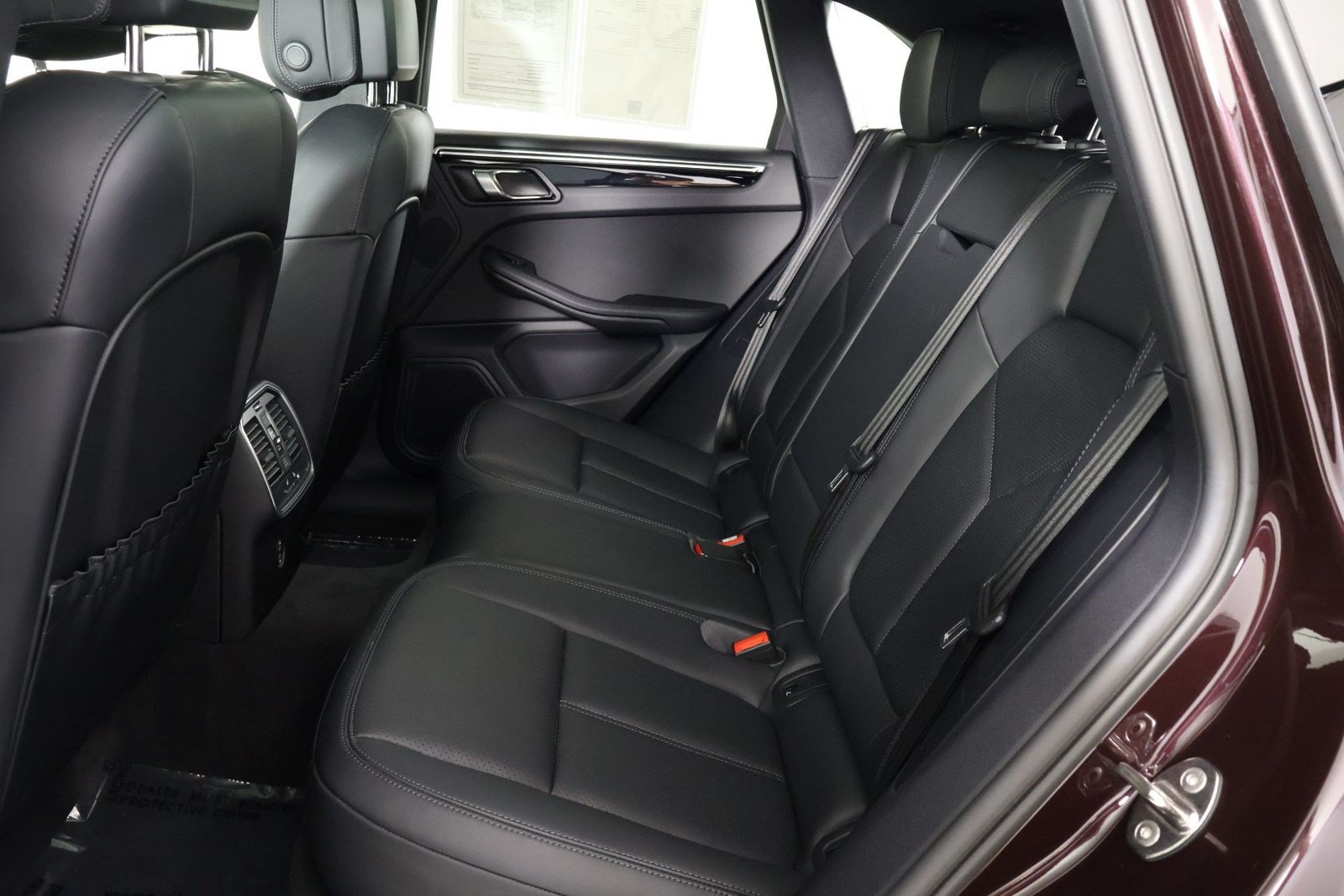 Certified 2023 Porsche Macan AWD/4WD image 33