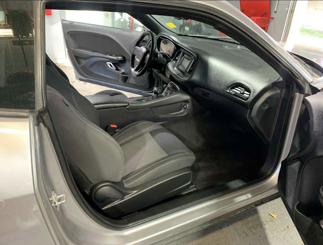 Used 2016 Dodge Challenger SXT image 28