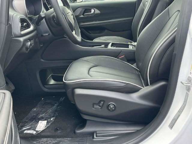 New 2027 Chrysler Pacifica Limited AWD/4WD image 10