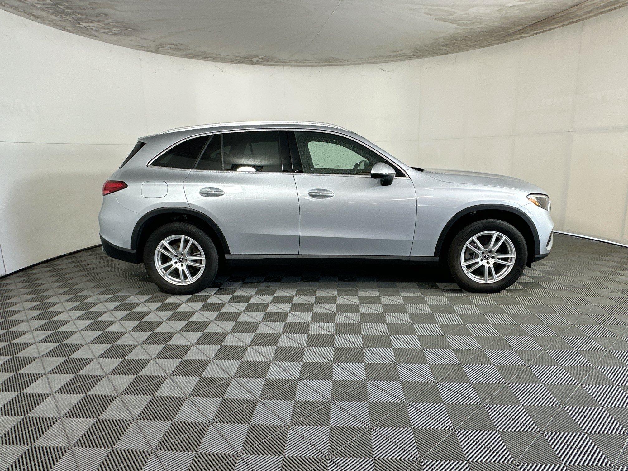 Used 2025 Mercedes-Benz GLC 300 4MATIC image 2