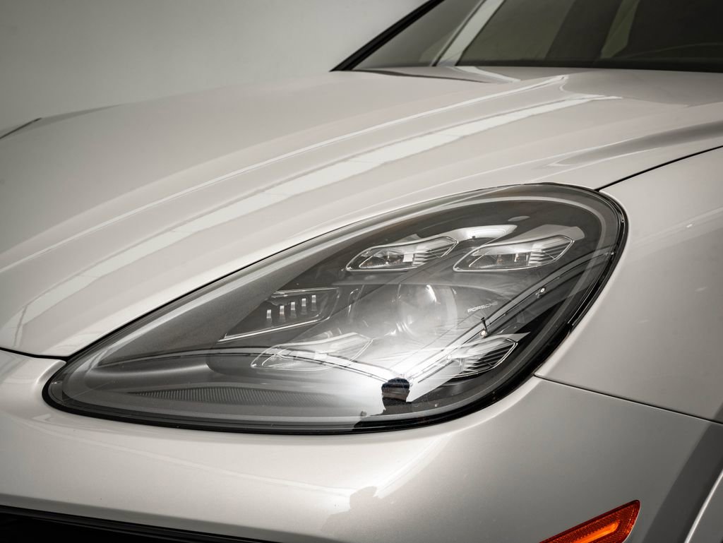 Certified 2021 Porsche Cayenne Turbo AWD/4WD image 16