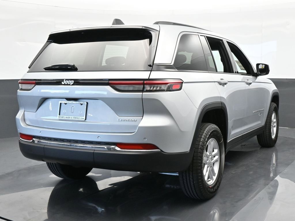 Used 2024 Jeep Grand Cherokee Laredo w/ Trailer Tow Package image 5