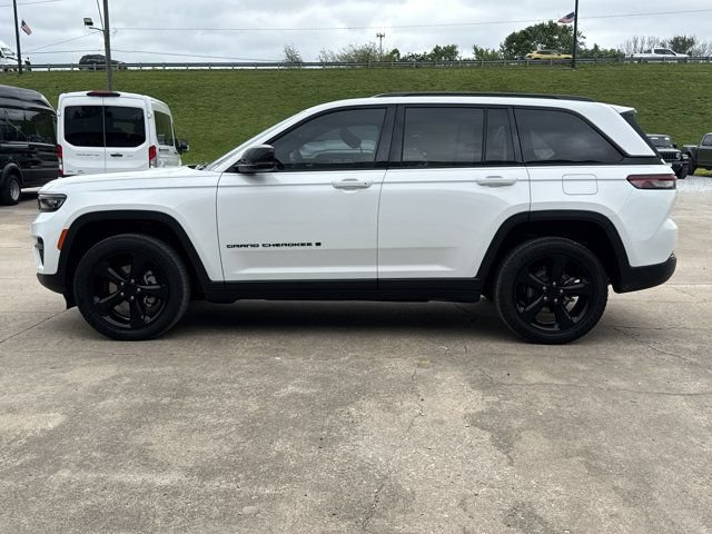 Used 2023 Jeep Grand Cherokee Altitude AWD/4WD image 11