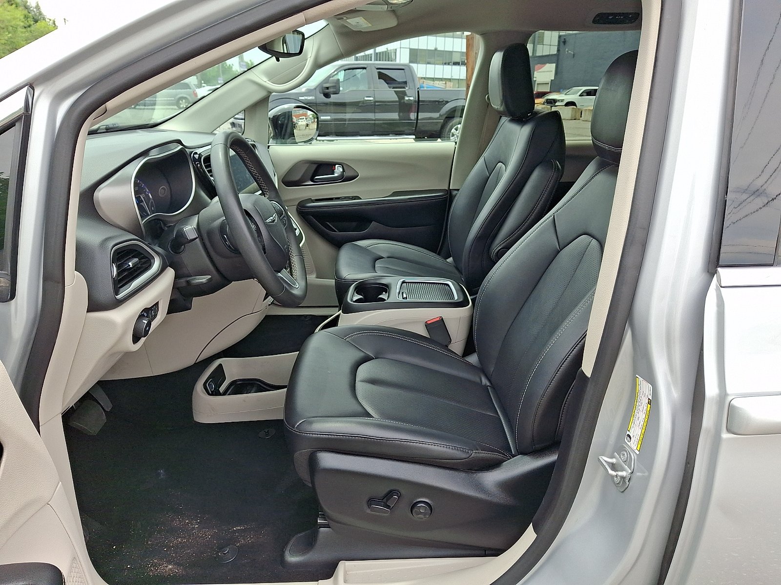 Used 2024 Chrysler Pacifica Touring-L FWD image 11