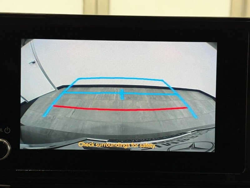 Used 2025 Toyota Sienna LE image 19